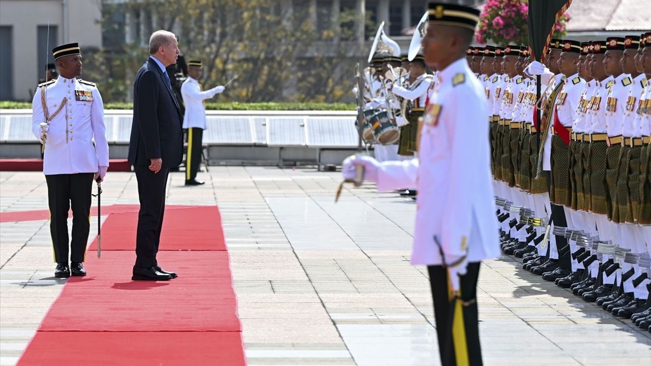 Cumhurbaşkanı Erdoğan, Malezya'da Resmi Törenle Karşılandı