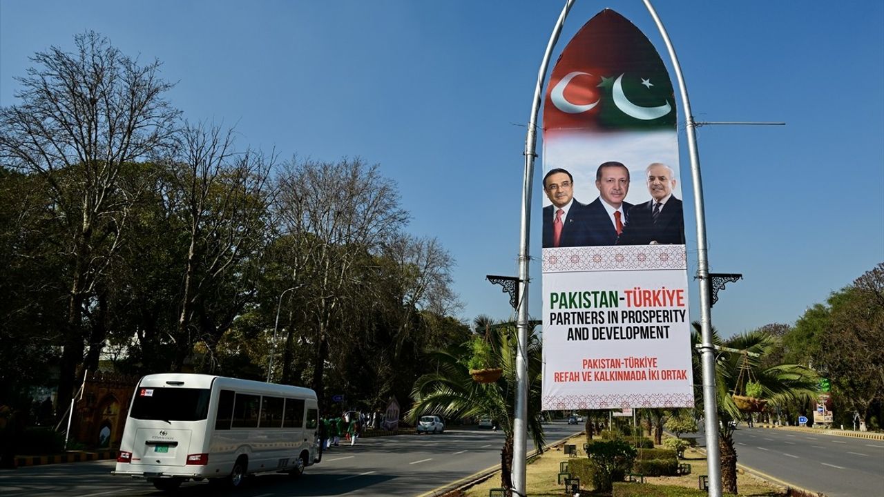 Cumhurbaşkanı Erdoğan Pakistan'da, Caddeler Türk Bayraklarıyla Süslendi