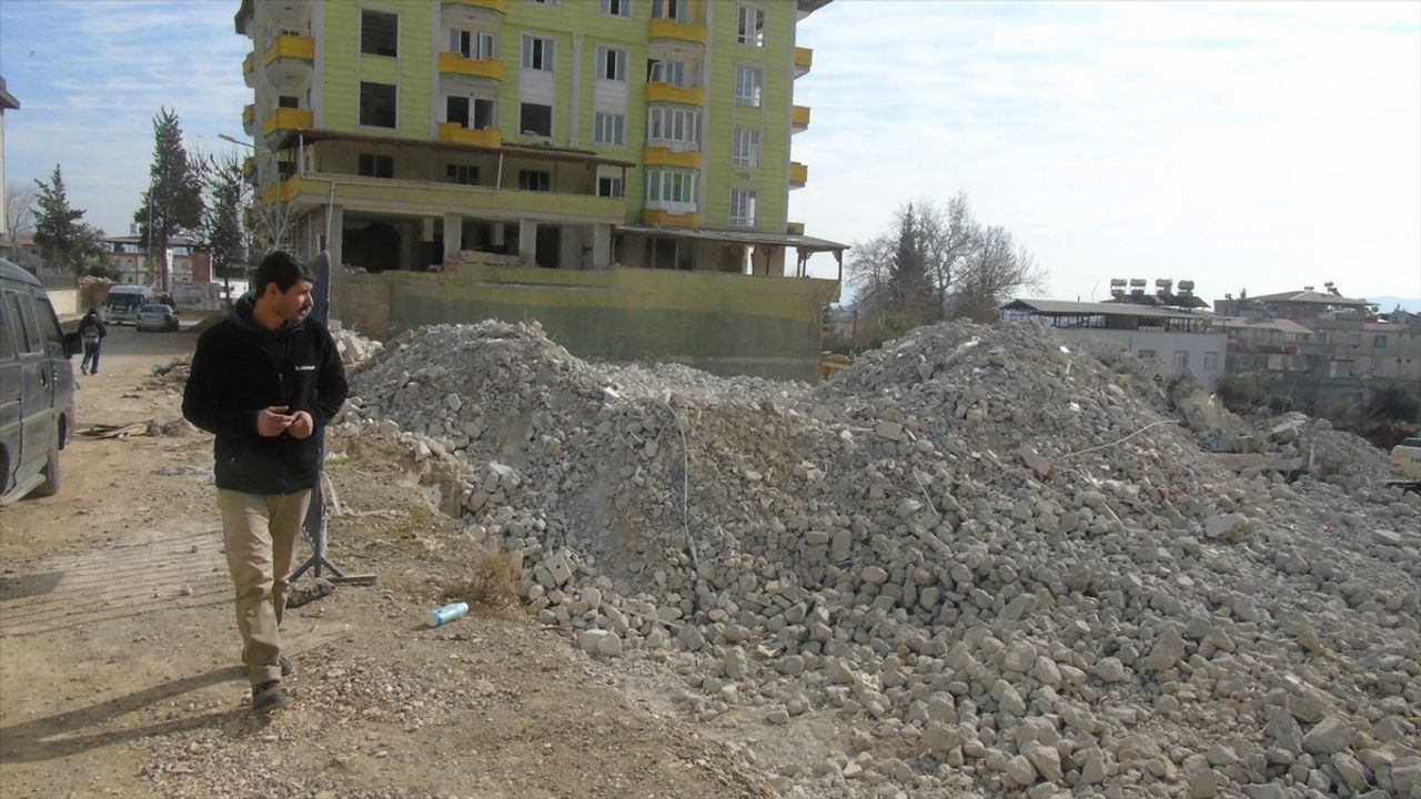 Depremde Hayata Tutunan Baba-Kız