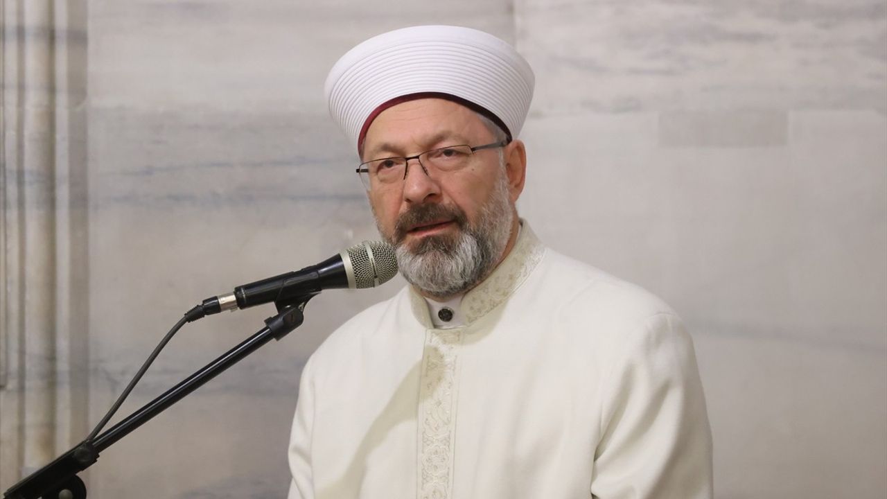 Diyanet İşleri Başkanı Erbaş, İstanbul'da Hatmi Şerif Programına Katıldı