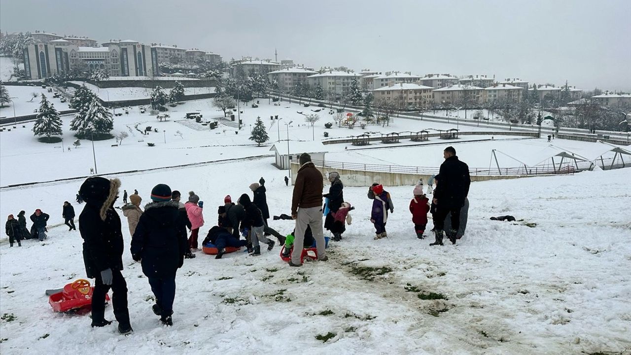 Düzce'de Çocuklar Kar Yağışında Eğlendi