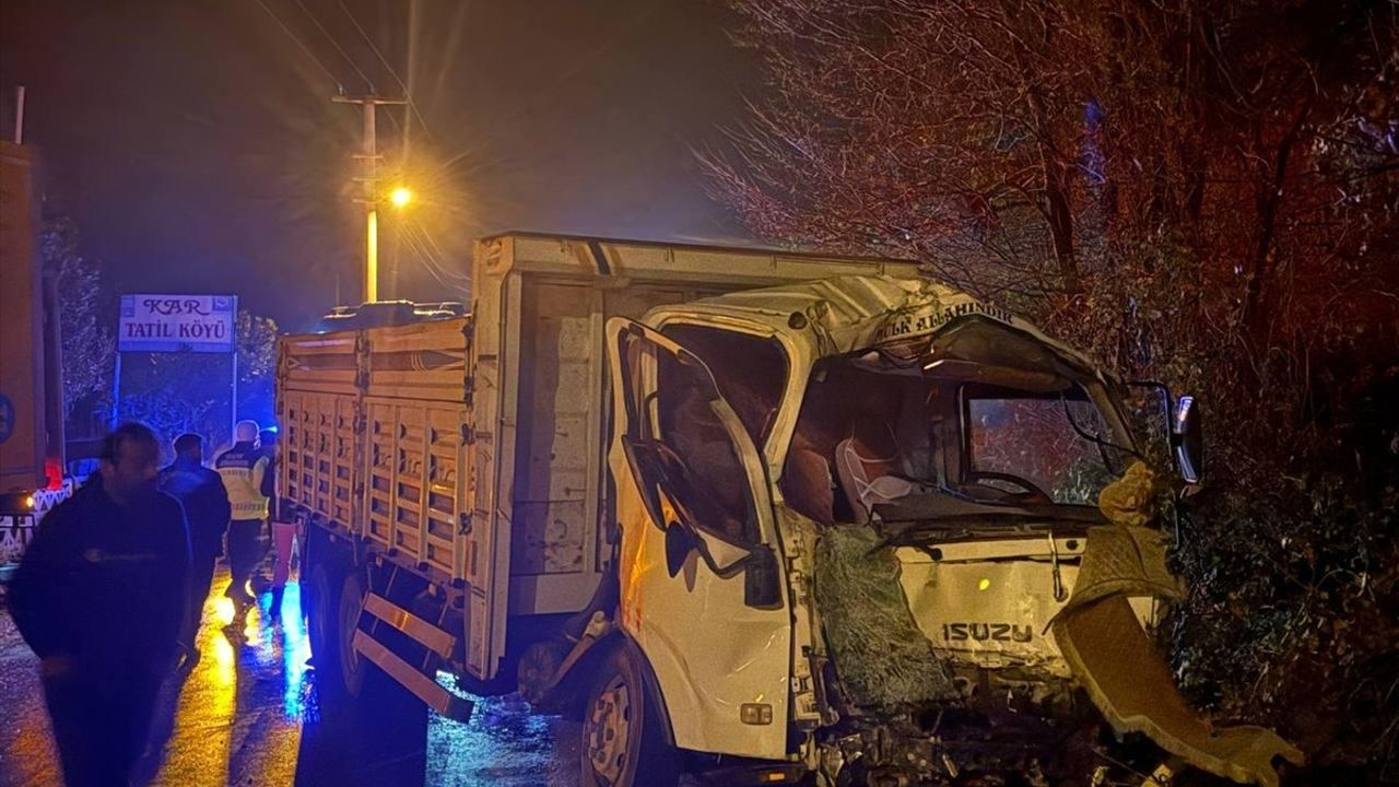 Düzce'de Kamyon ve Kargo Aracı Çarpıştı: 1 Ağır Yaralı