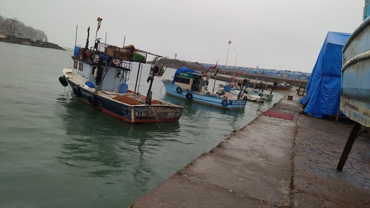 Düzce'de Kuvvetli Rüzgar Denizde Dalga Boyunu Artırdı