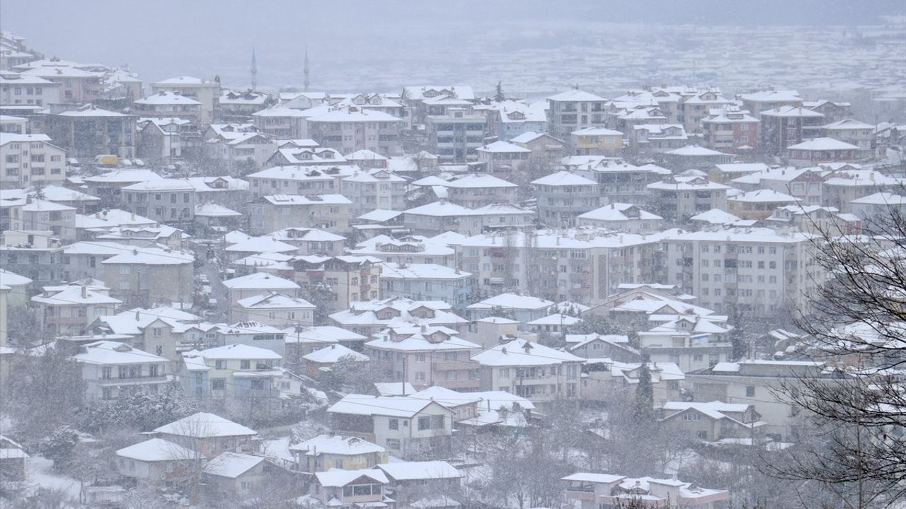 Düzce, Kocaeli ve Sakarya'da Kar Yağışı Devam Ediyor