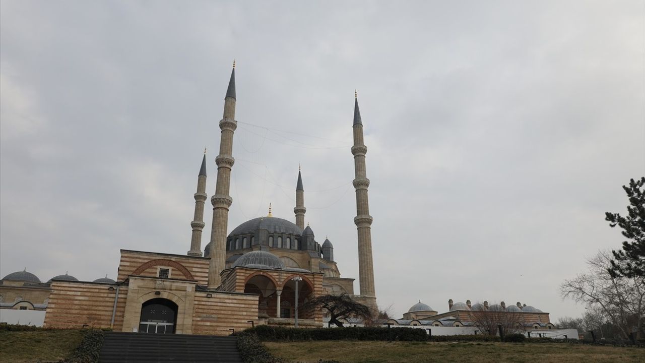 Edirne'de Selimiye Camisi Mahyalarıyla Süsleniyor