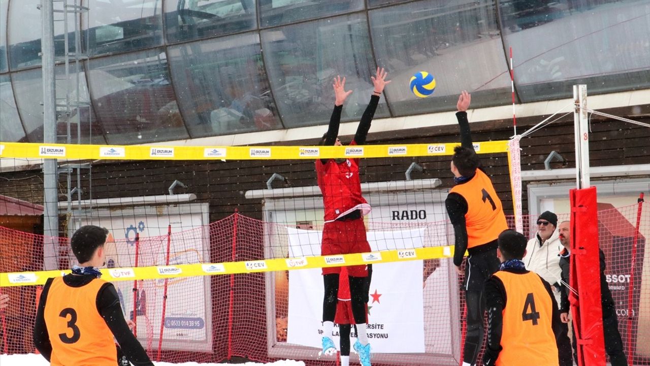 Erzurum'da Üniversiteler Arası Kar Voleybolu Şampiyonası Devam Ediyor