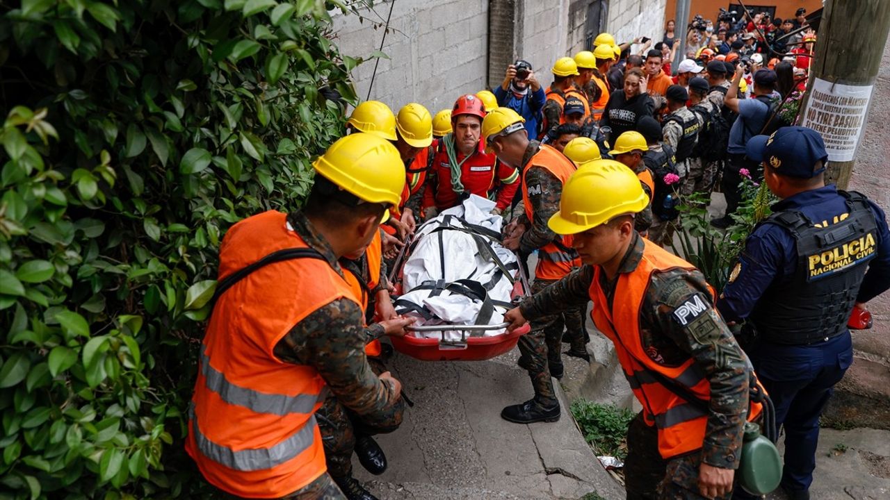 Guatemala'da Köprüden Düşen Otobüste 51 Ölü