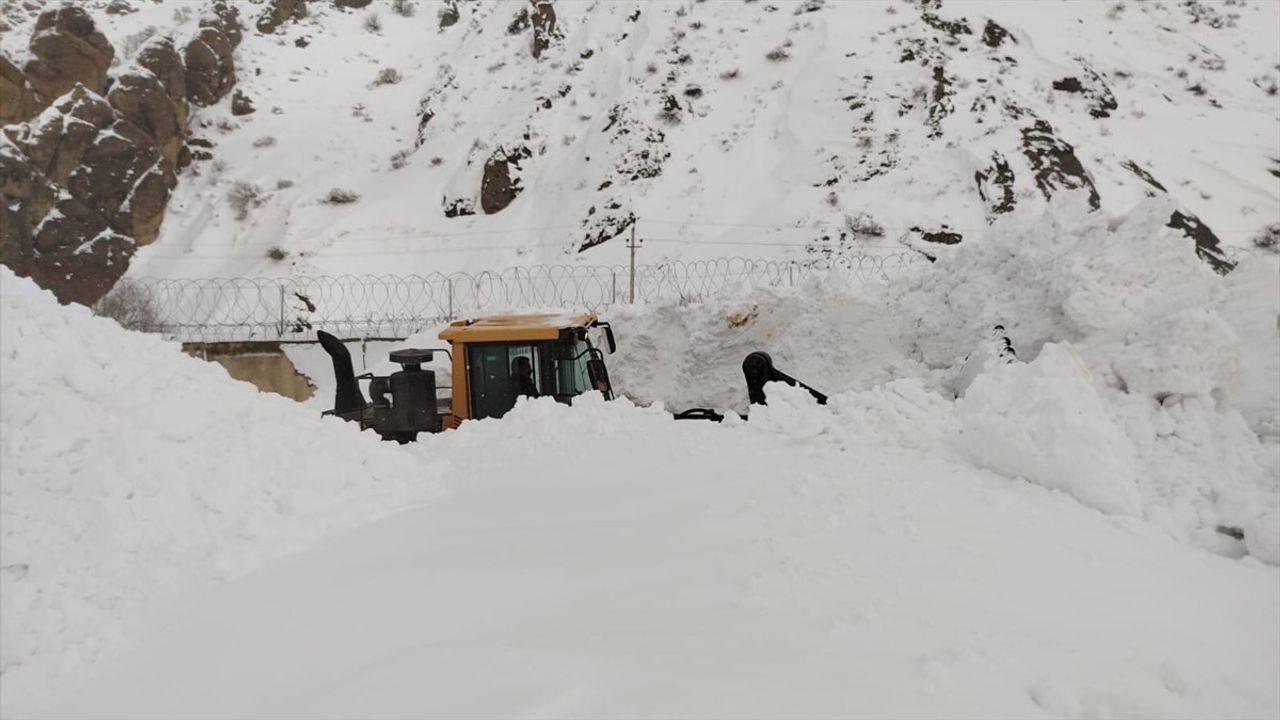 Hakkari'deki Çığ Temizlendi