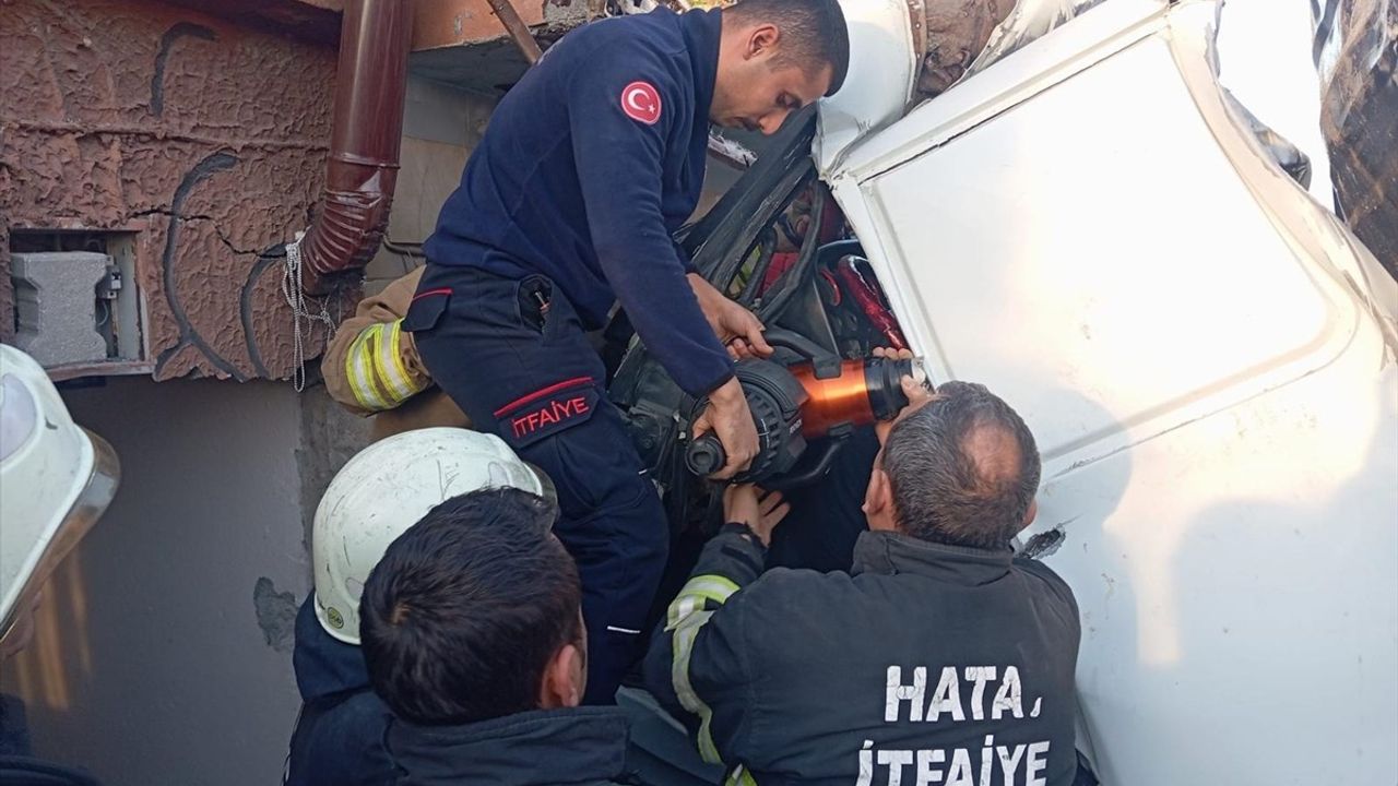 Hatay'da Freni Arızalanan Tır İş Yerine Girdi: Sürücü Yaralandı