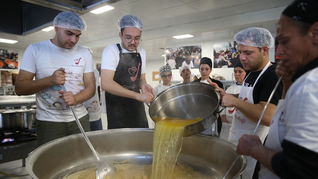 İskenderun'da Gönül Mutfağı'nda Deprem Kurbanları İçin Helva Kavruldu