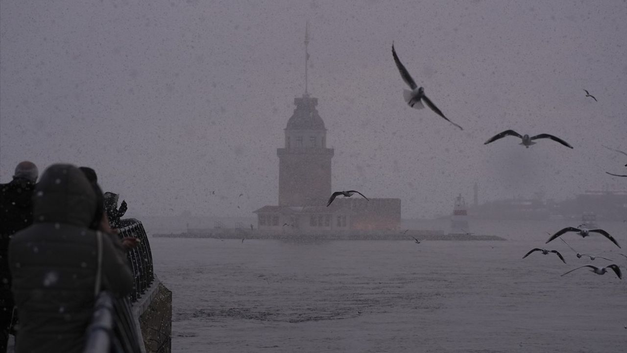 İstanbul'da Aralıklarla Devam Eden Kar Yağışı