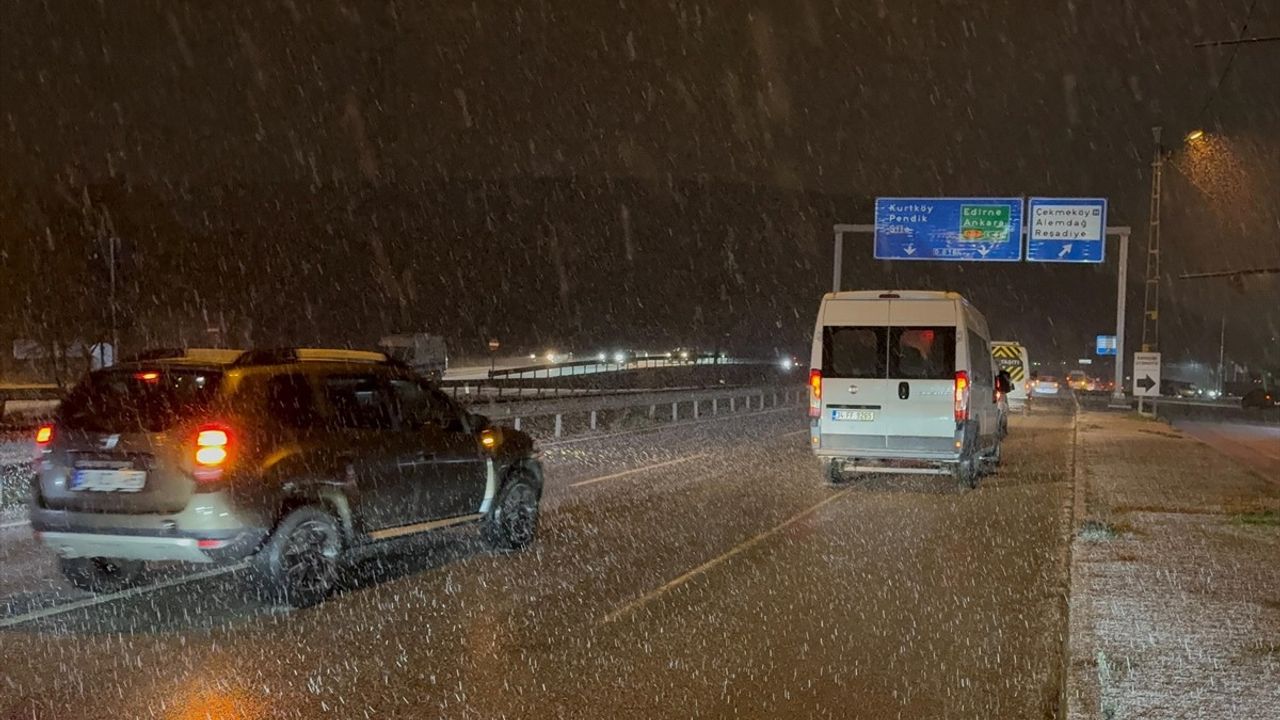 İstanbul'da Kar Yağışı Devam Ediyor