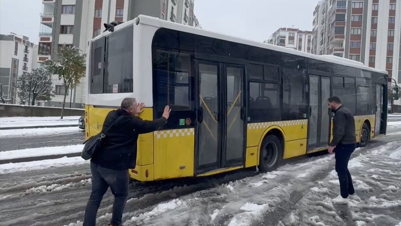 İstanbul'da Kar Yağışı Nedeniyle İETT Otobüsü Yolda Kaldı