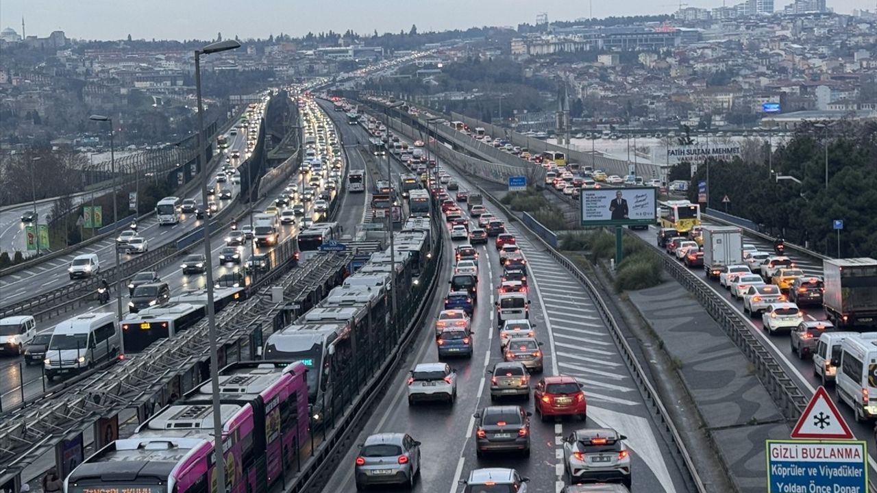 İstanbul'da Kar Yağışı Nedeniyle Trafik Sorunları Artıyor