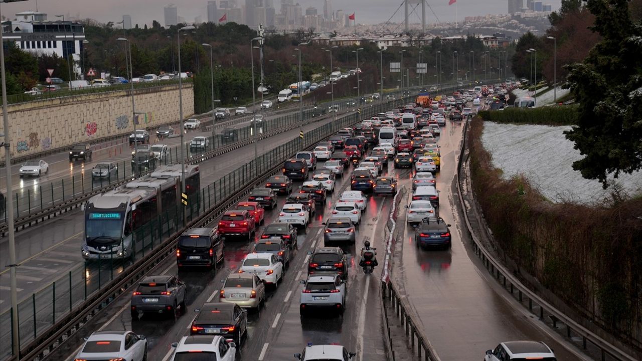 İstanbul'da Kar Yağışı Nedeniyle Trafik Yoğunluğu