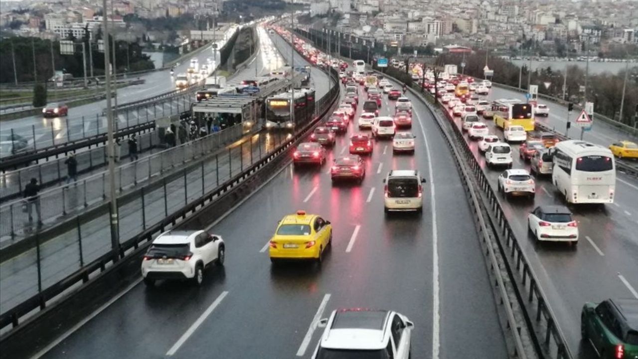 İstanbul'da Sabah Trafik Yoğunluğu: Yağışlar Etkili