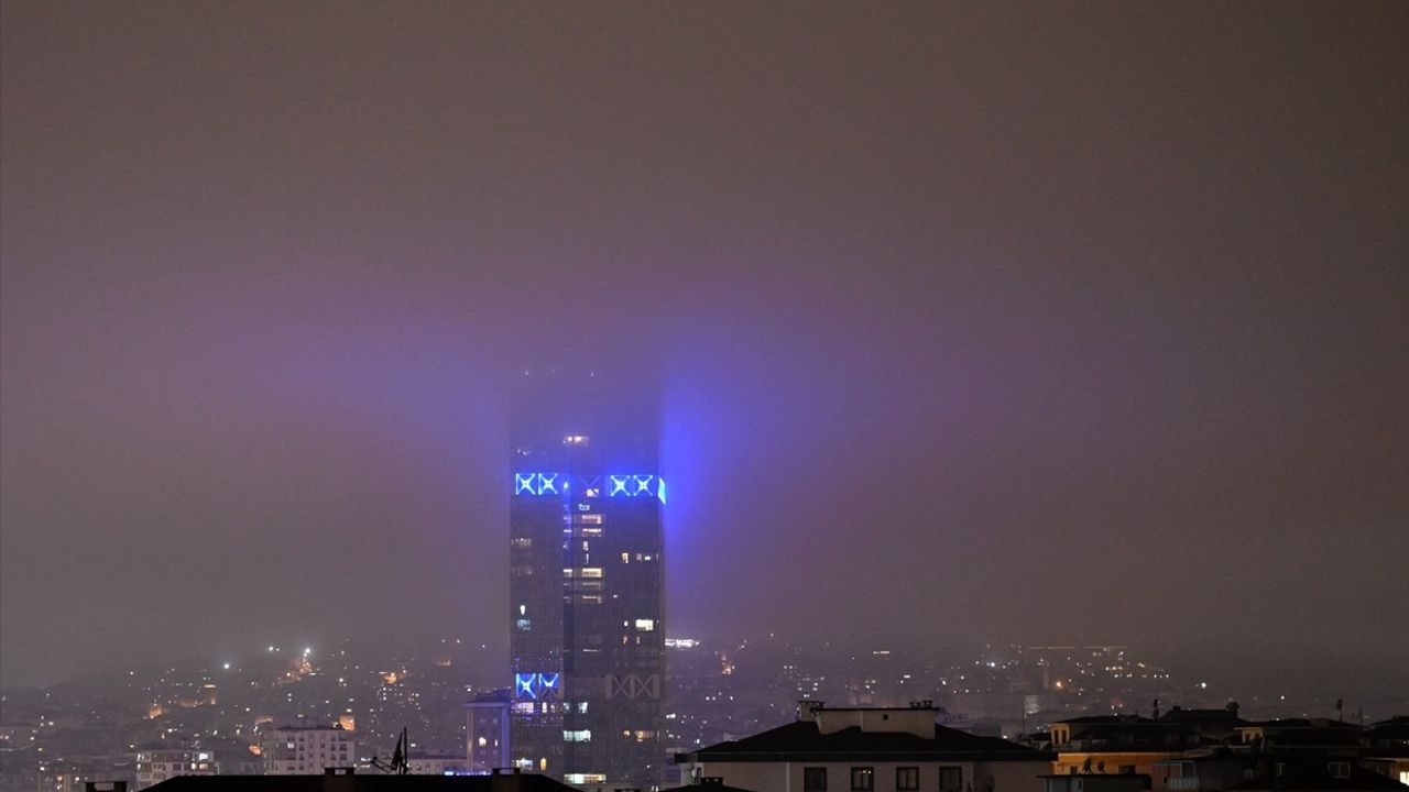 İstanbul'da Sis Etkisini Sürdürüyor