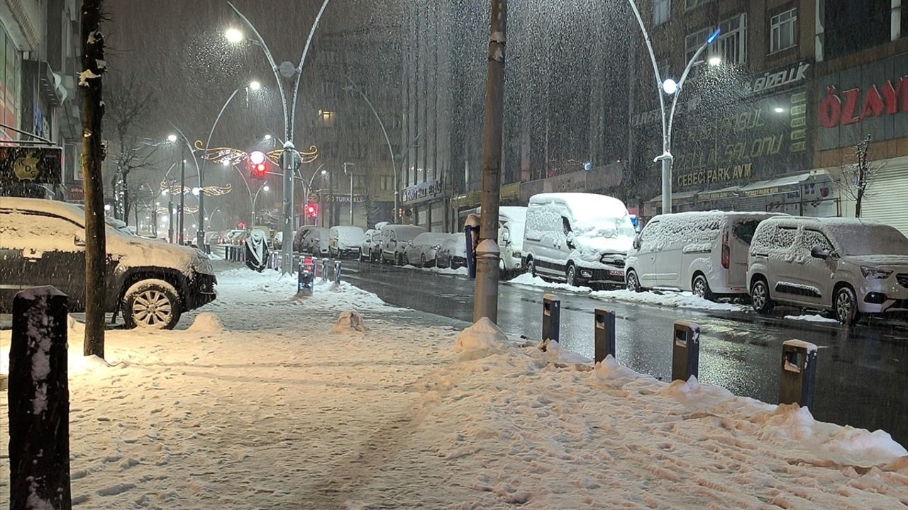 İstanbul'da Süren Kar Yağışı ve Buzlanma Problemleri