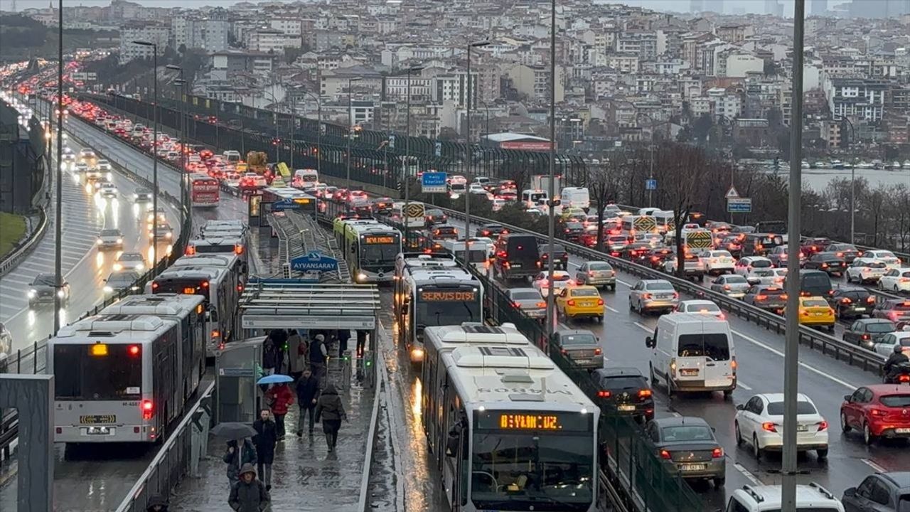 İstanbul'da Yağmur ve Yoğun Trafik Sorunu