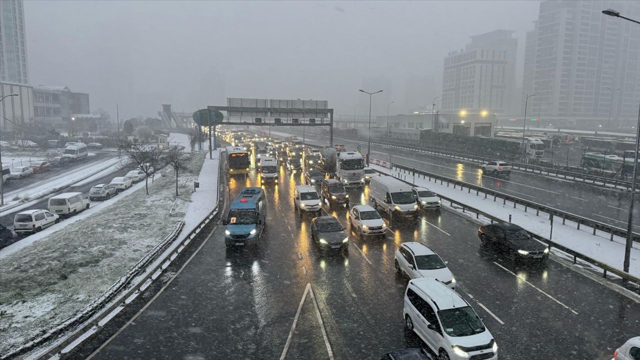 İstanbul'un Yüksek Kesimlerinde Kar Yağışı Etkili Oldu