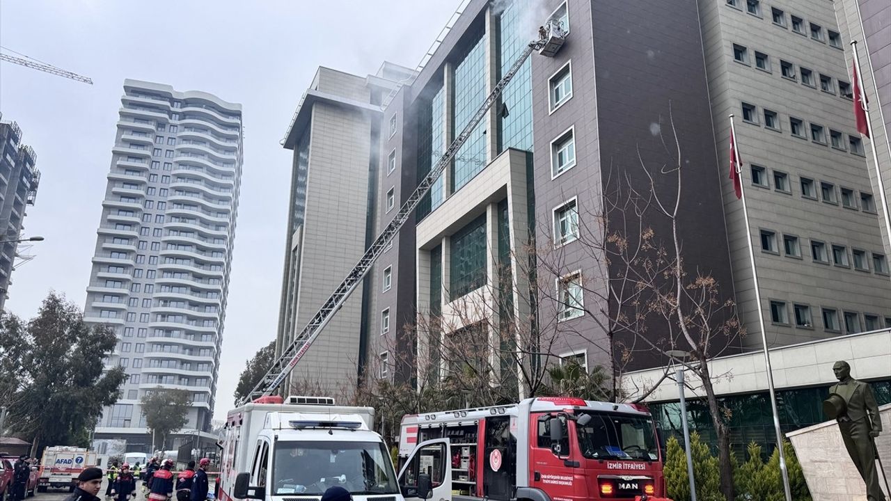 İzmir'de Deprem Tatbikatı Gerçekleştirildi
