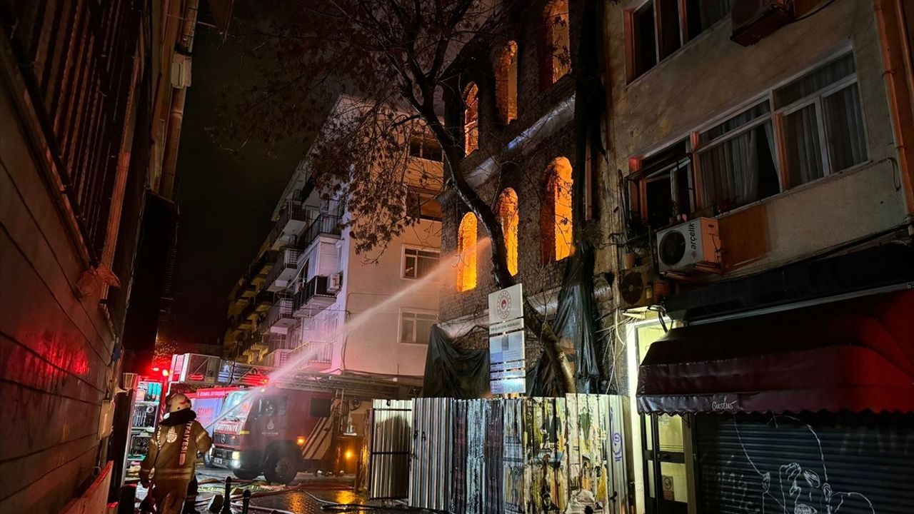 Kadıköy'deki Tarihi Binada Çıkan Yangında Bir Kişi Hayatını Kaybetti