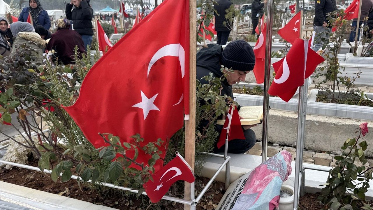 Kahramanmaraş'ta Depremzedeler Mezarlıkları Ziyaret Ediyor