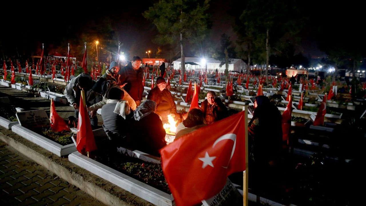 Kahramanmaraş'ta Depremzedeler Yakınlarını Andı