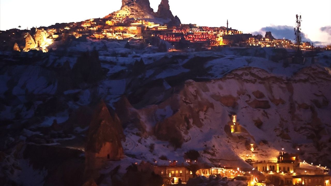 Kapadokya'da Karlar Altında Büyüleyici Gece Manzarası