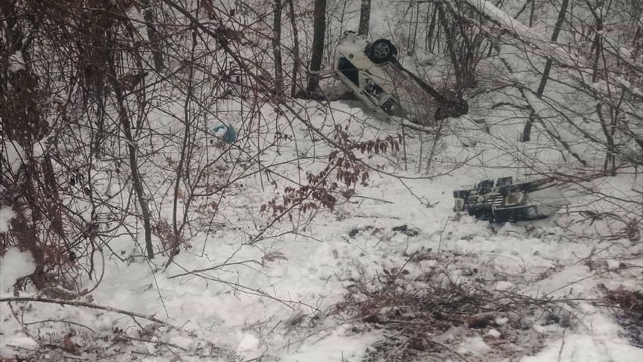 Karabük'te Şarampole Devrilen Araçta 5 Yaralı