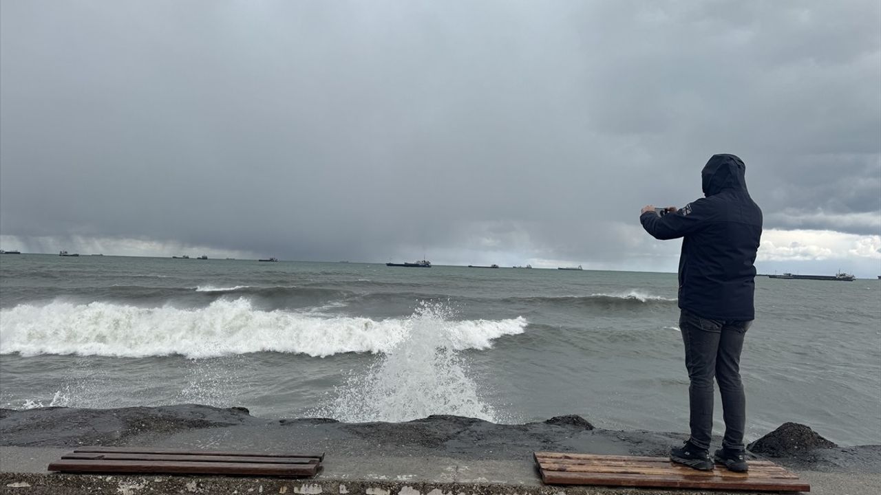 Karadeniz'de Dev Dalgalar Oluştu