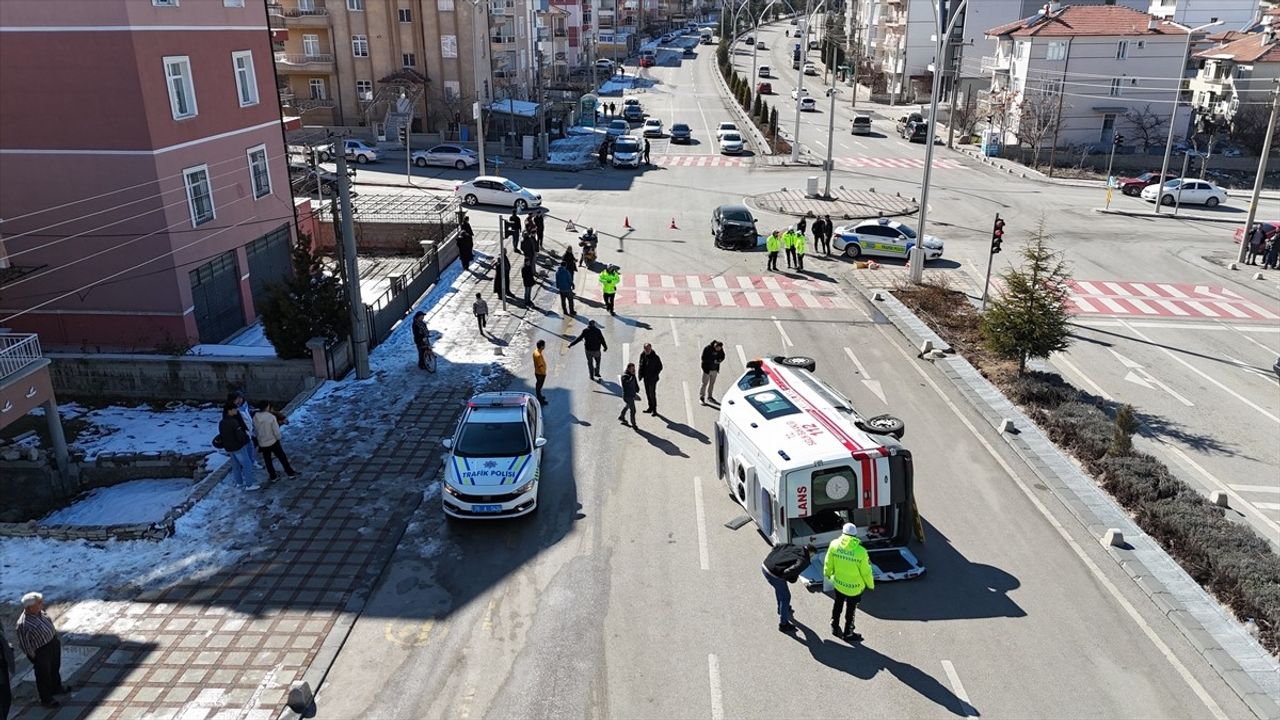 Karaman'da Ambulans ve Otomobil Çarpıştı, 5 Yaralı