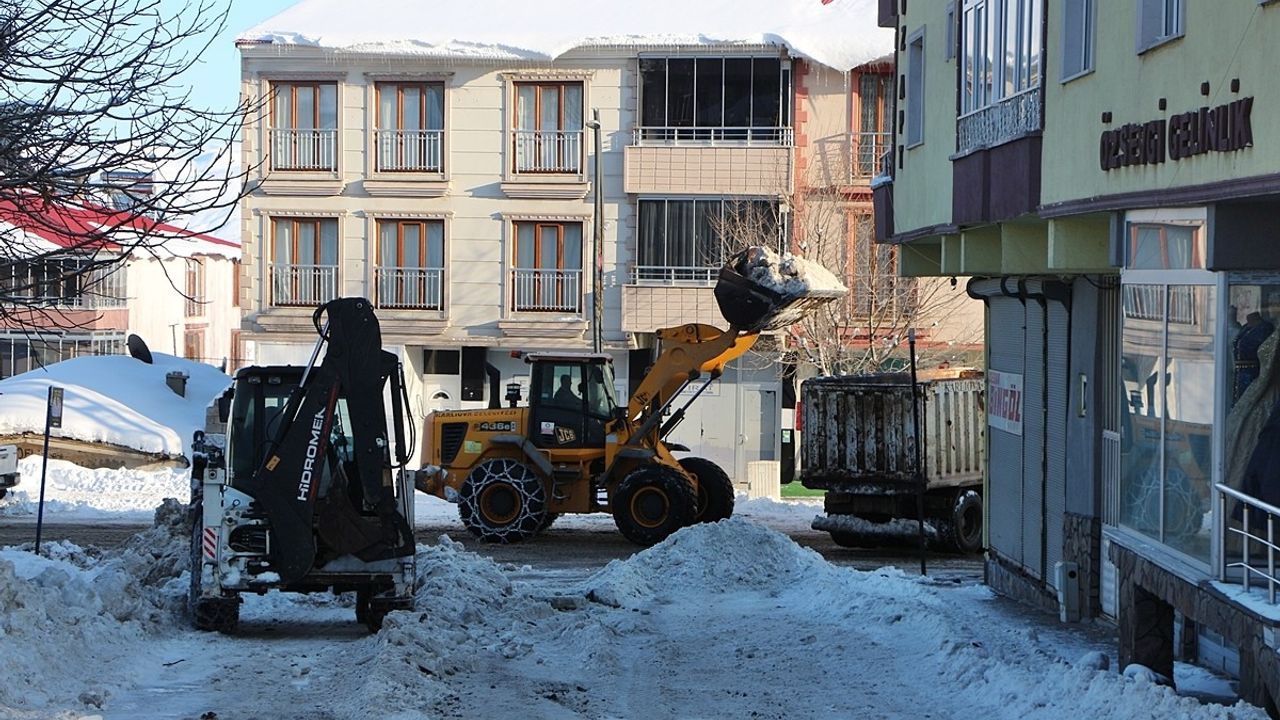 Karlıova'da Kar Temizleme Çalışmaları Devam Ediyor