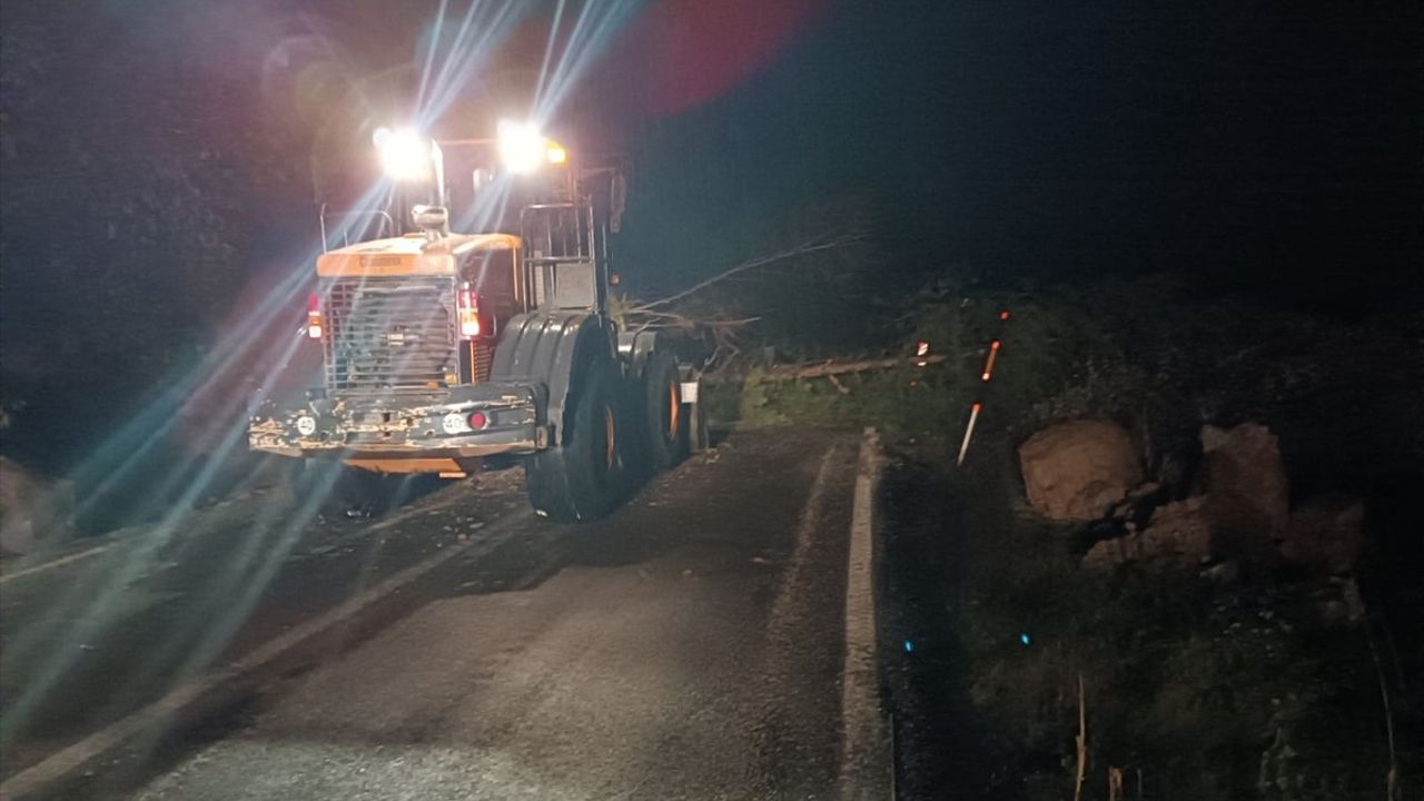 Kastamonu'da Heyelan Sonrası Yol Açıldı