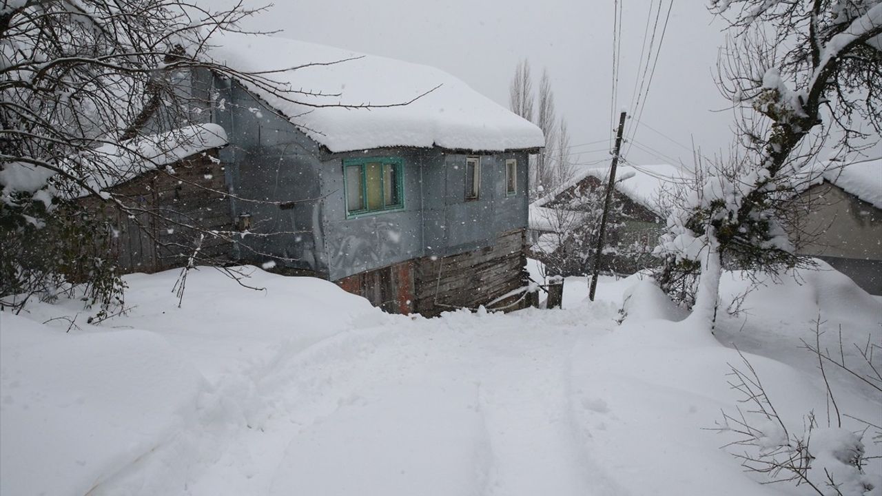 Kastamonu'da Kar Kalınlığı 60 Santimetreye Ulaştı