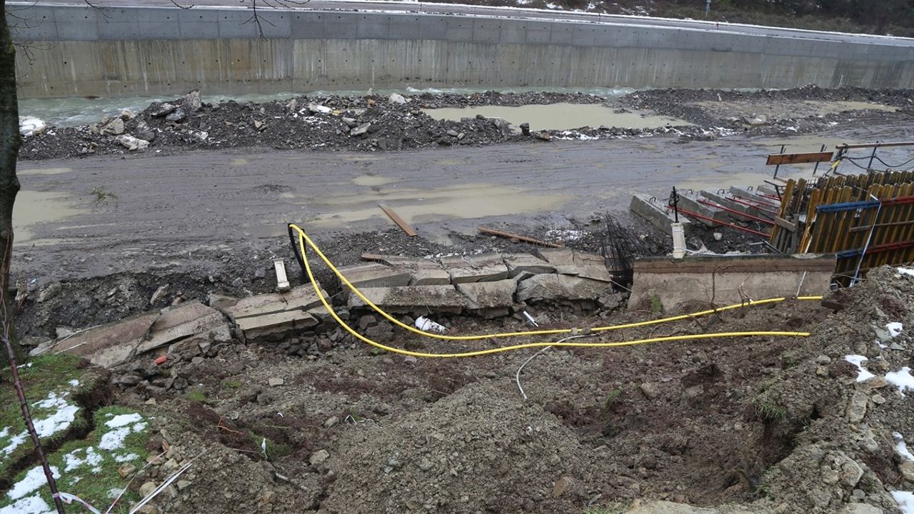 Kastamonu'da Sağanak Yağışlar İnebolu'da Heyelana Neden Oldu