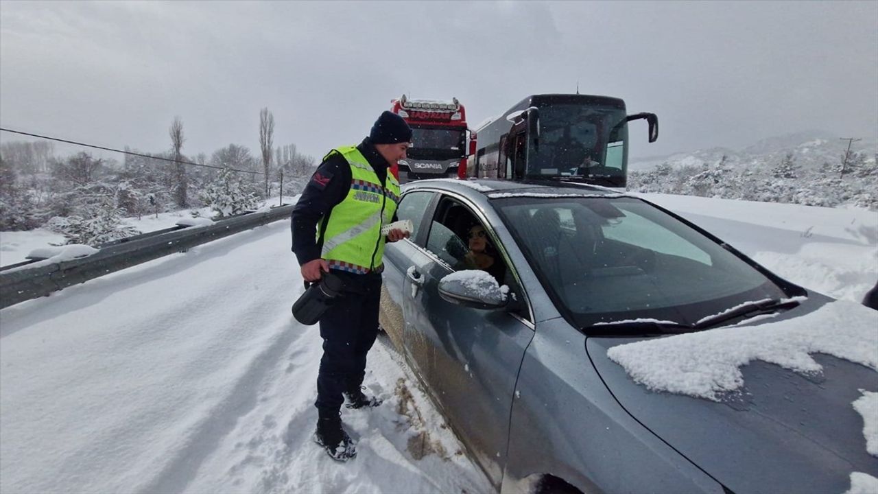 Kastamonu'da Zorlu Kış Şartları: Jandarma ve Polis Yolda Kalanlara Yardım Etti