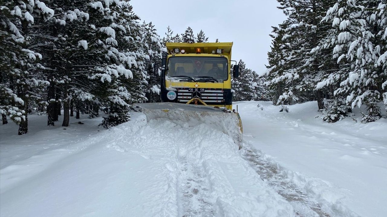 Kayseri'de Kar Etkisi: 22 Mahalle Yolu Kapandı