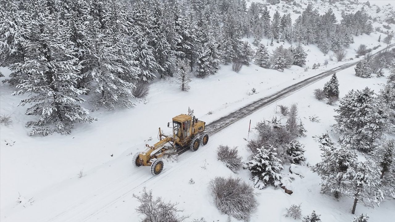 Kayseri'de Kar Yağışı Sebebiyle 64 Mahalle Yolu Kapandı