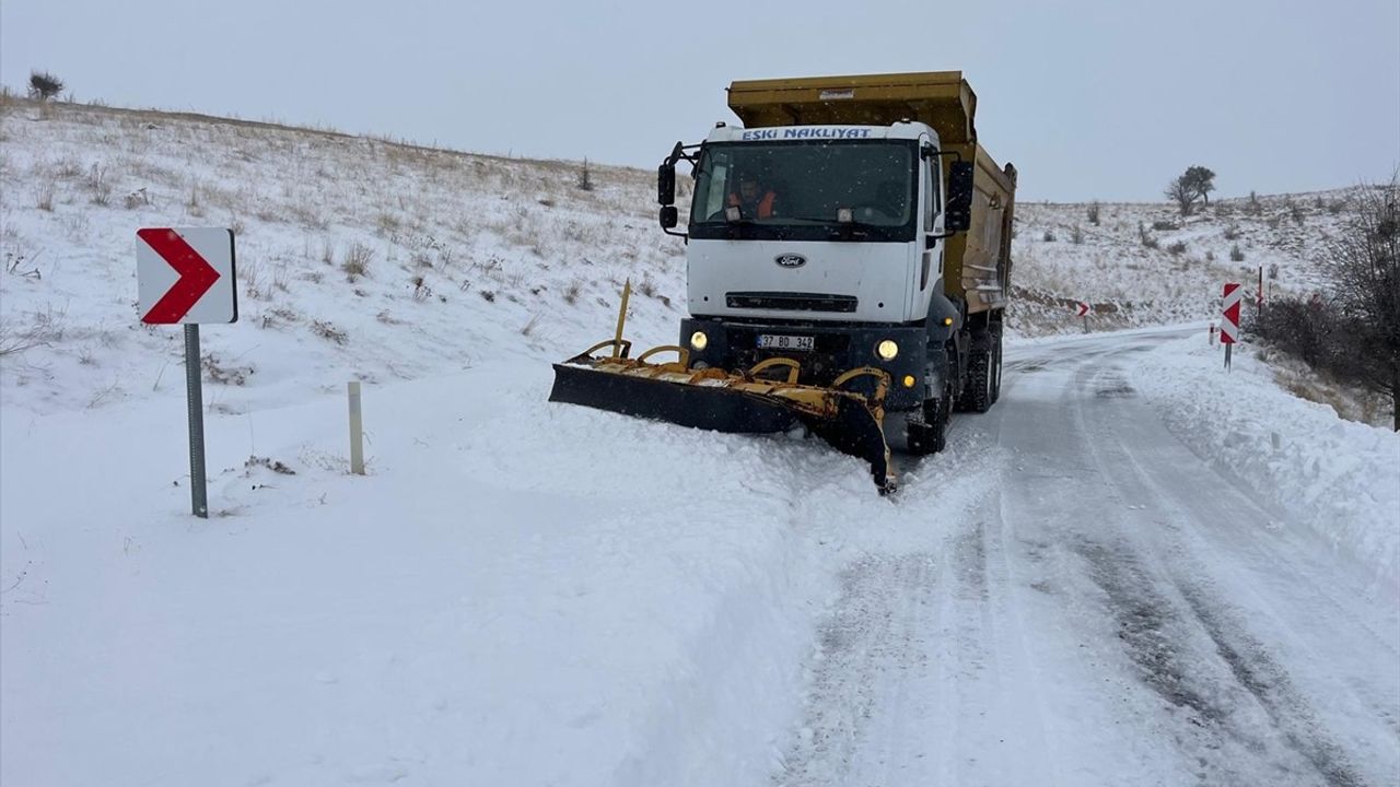 Kayseri'de Kış Şartlarıyla Mücadele: 38 Mahalle Yolu Kapandı