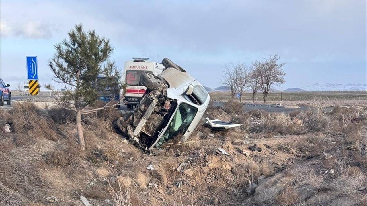 Konya'da Otomobil Şarampole Devrildi: 5 Yaralı