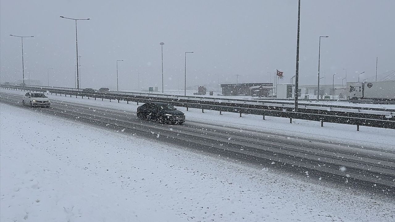 Kuzey Marmara Otoyolu'nda Kar Yağışı Etkili