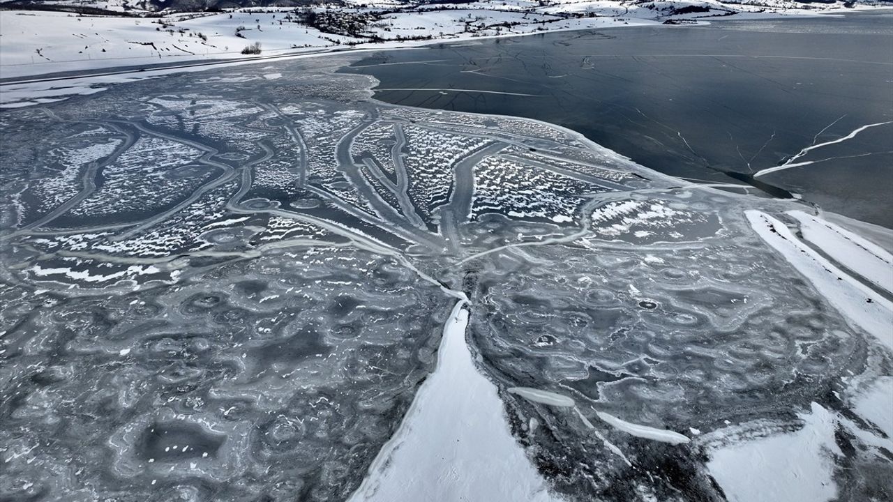 Ladik Gölü'nün Çoğu Dondu: Kuşların Evi Karla Kaplandı