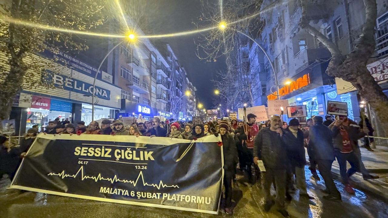 Malatya'da Depremde Hayatını Kaybedenler İçin Anma Yürüyüşü