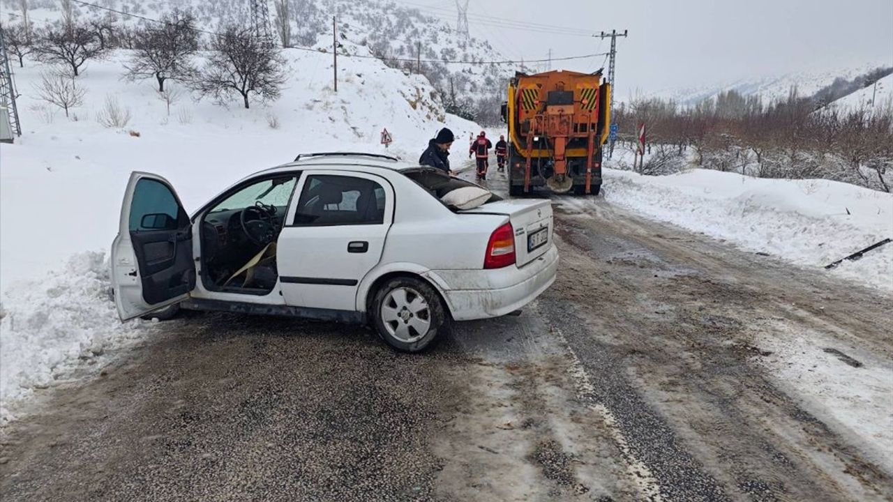 Malatya'da Kar Küreme Aracına Çarpan Otomobil Kazası