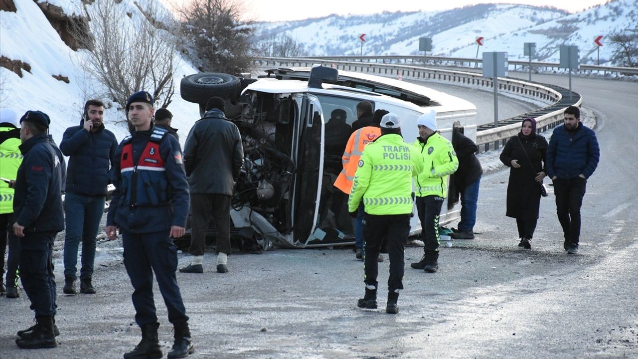 Malatya'da Minibüs Devrildi: 8 Yaralı