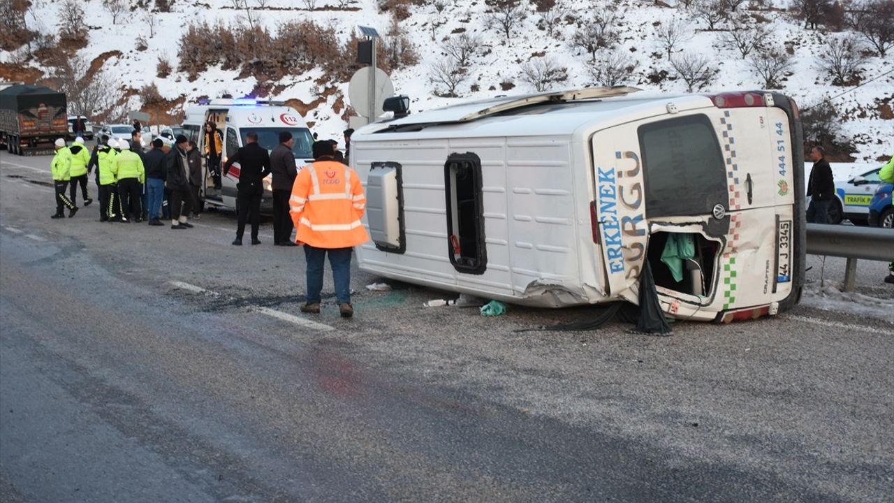 Malatya'da Yolcu Minibüsü Devrildi: 10 Yaralı