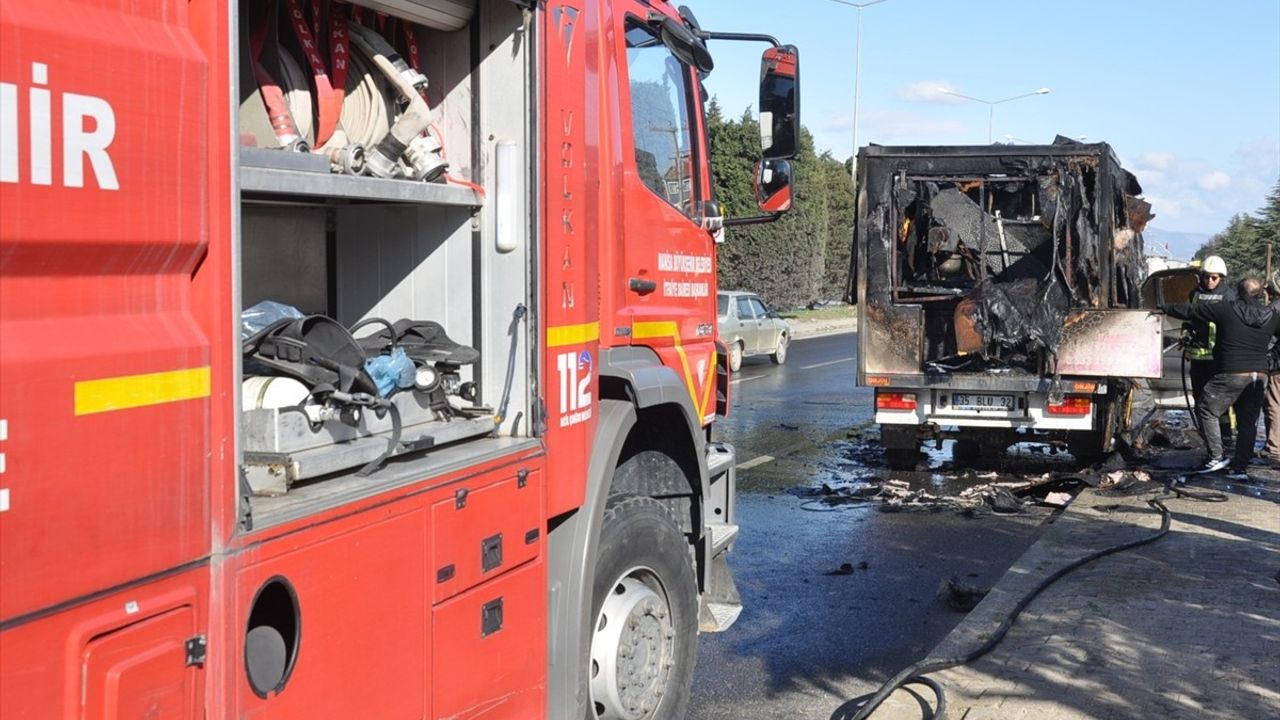 Manisa'da Seyir Halindeki Kamyonet Alev Aldı