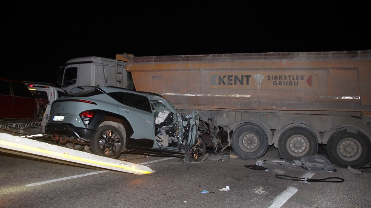 Manisa'da Üç Araçlı Trafik Kazası: 1 Ölü, 4 Yaralı