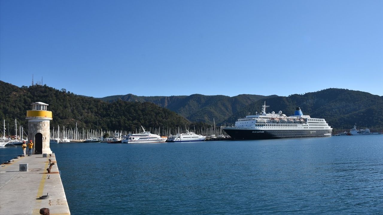 Marmaris'e Gelen Blue Sapphire Yolcu Gemisi İkmal Yapacak